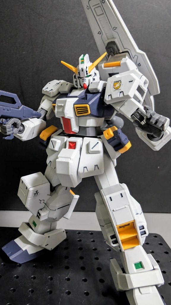 完成写真だとツヤ消しの効果って分かりづらい…。アクションベースに付けてポージングさせようとしたけど刺し口が無かった…。生憎、棒を刺すタイプしかなくてね。