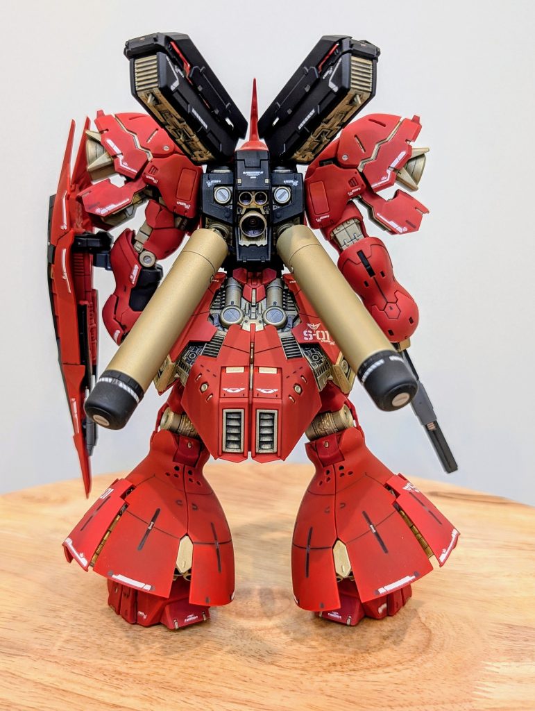 スジ彫りにもチャレンジしましたが、せっかくの素晴らしい素体を台無しにしそうだったので、スネとふくらはぎであきらめました。