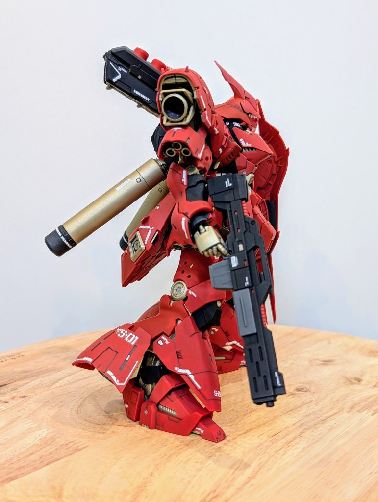 その他、フレームやバーニアなどグレーのパーツはスプレー塗装でゴールドに所々にエッチングパーツを貼付け上腕、太もも、ふくらはぎにフレームチラ見せを狙った穴開けなど