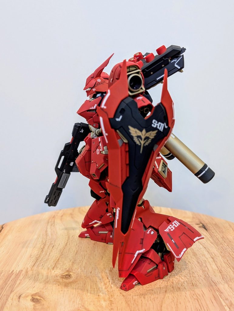 肩は大きく空いた隙間が寂しいのと横方向にボリュームが欲しかったので、ジャンクパーツと汎用品を加工してバーニアを追加しました。