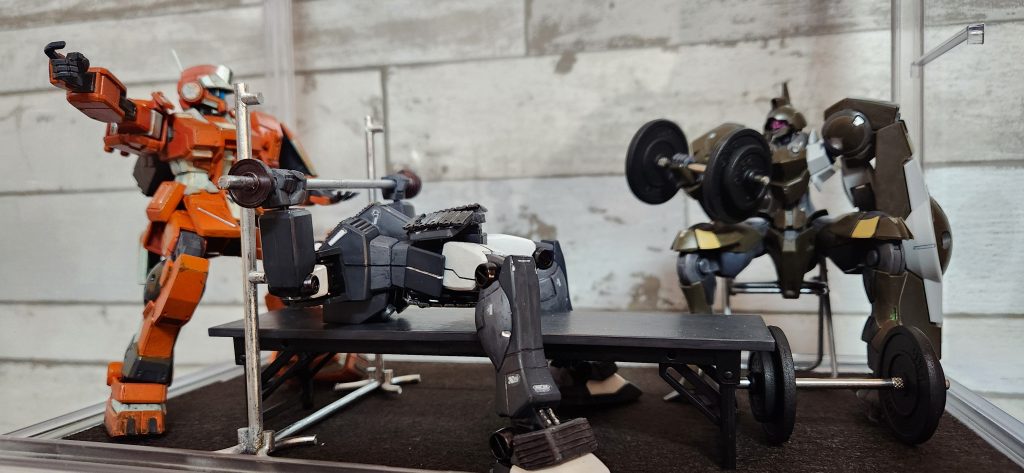 ハイングラ「先にレッグカールかレッグエクステンションでもやるか」ジムスパ「すみませんねー」ハイングラ「いえいえー」ジム(……う、上げれない！た、たす、助け…！) 以上、ネタ終わり！ 