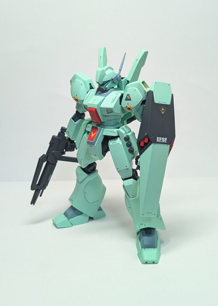パーツは単純で無駄のない感じで組んでいて楽しかったです。アルティメットニッパーを使ってヤスリがけをしなく、νガンダムのようにファンネル地獄もなくリフレッシュできました。