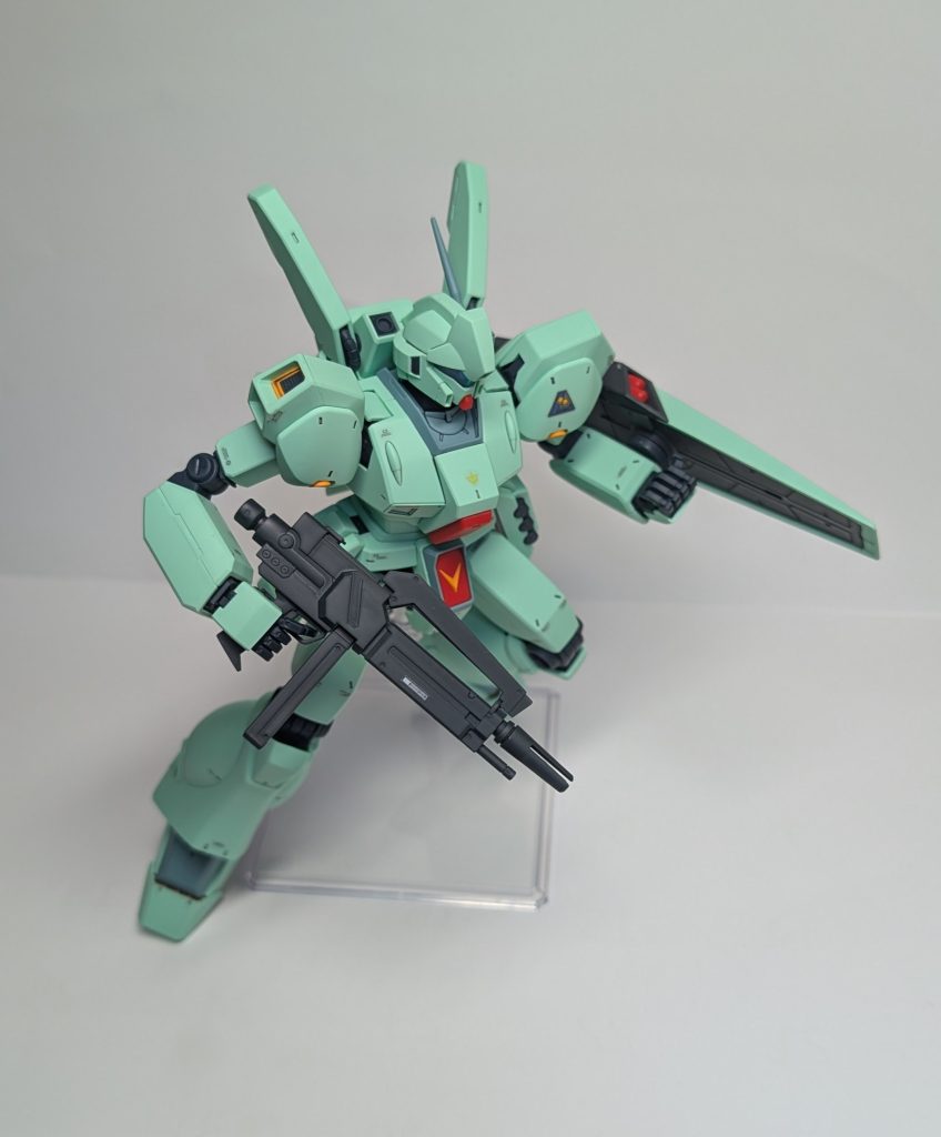 墨入れ、つや消し、デカールくらいです。色々なポーズをとってみました。量産機のポーズってカッコイイですよね。そして、ジェガンがよくにあっている!