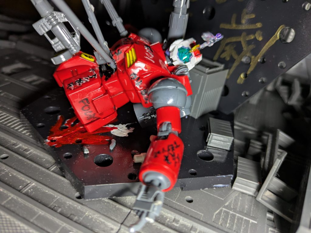 脇の落書きは「金返せ！」だそうな。腕の落書きは「れんぽーざまぁw」