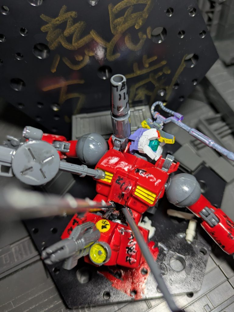 撮影場所は地球の某スラム街だと考えられ、各所に卑猥かつ下品で破廉恥か落書きがビッシリ描かれている。天気は雨。もはや地球連邦軍の威厳は見る影もない。胸の落書きは「連邦死ね！」だそうだ。また、コクピットはタバコの吸殻などの汚水で汚染されているそうな。