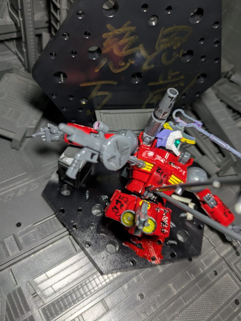 壁に慈恩（ジオン）万歳と書かれている。ジオンの方が官軍だから連邦見下すマウントを取りたいために落書きを書いたのだろうか？…ぶりぶりざえもん気取っても今更ジオンになれるわけないだろ…