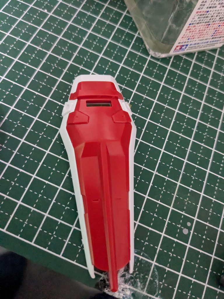 元は古いキットの方のストライクのシールドから改造。今思えばエントリーキットのストライクのシールド使えばよかった