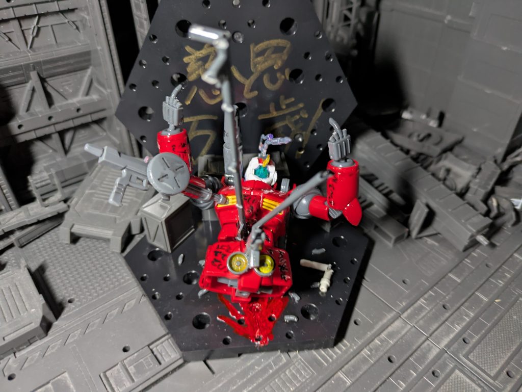 よく見ると中指以外の指が切り落とされている。元ネタはNetflix「地面師たち」の主人公を陥れた詐欺師の一人の末路。「ファッ〇しかできねぇじゃねえか！（笑い泣き）」