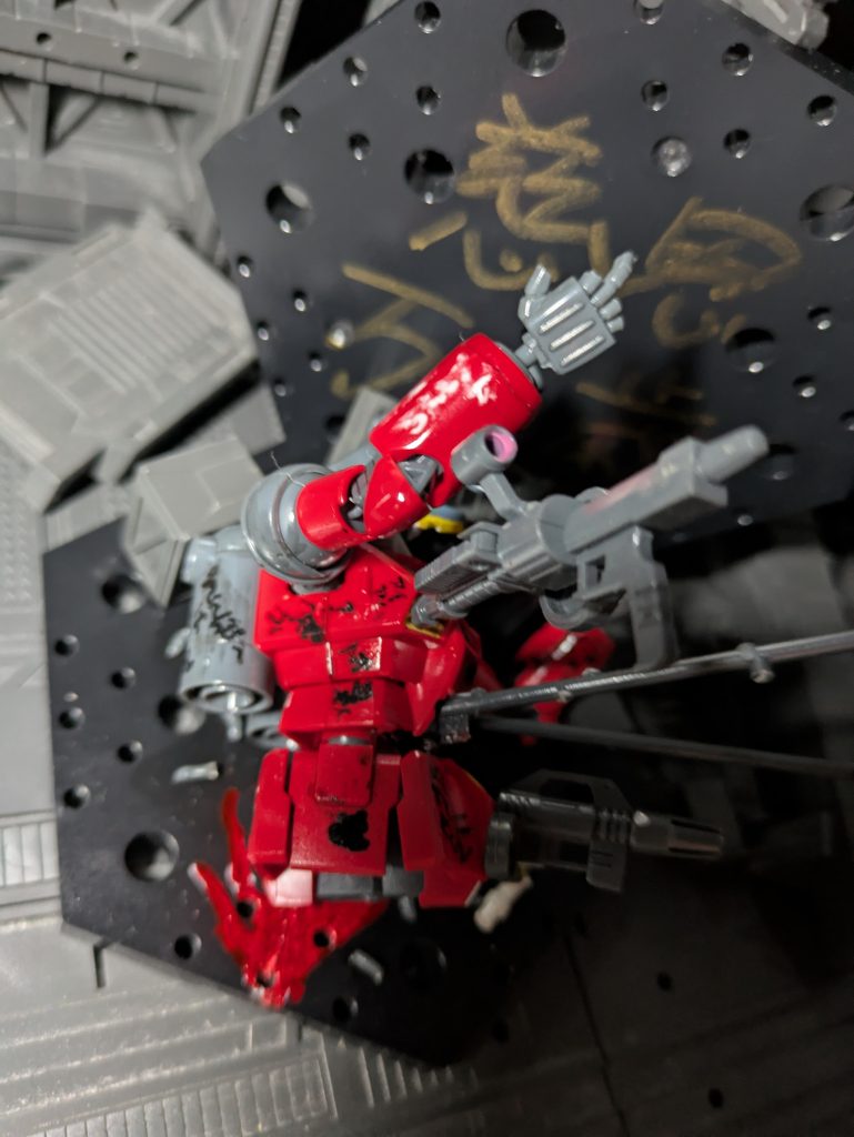 横にも見るに堪えない落書きが…この地区は連邦に相当恨みでもあるのだろうか。