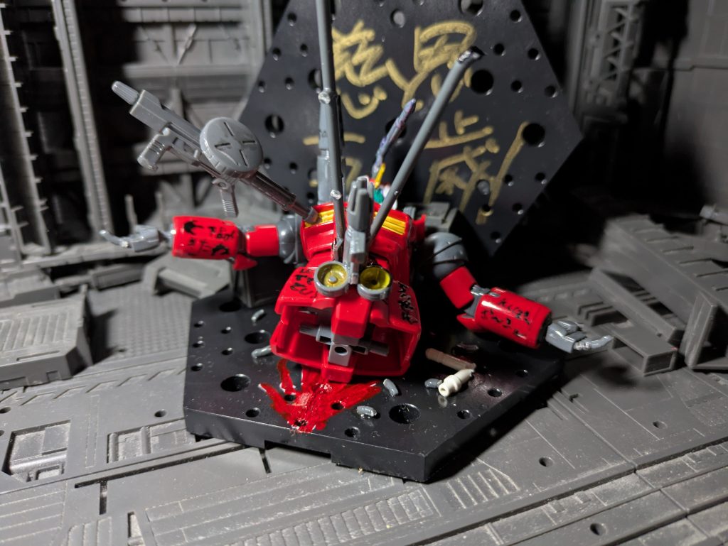 MSの股間部に血痕らしきものがあるが、監視カメラの映像だと撃墜後にパイロットが暴徒に引きずり出されて袋叩きにされた挙句、ザクマシンガンに撃たれて処刑されたらしい。当然ザクマシンガンの直撃は人体が粉々なるためあまりにムゴい殺され方である。