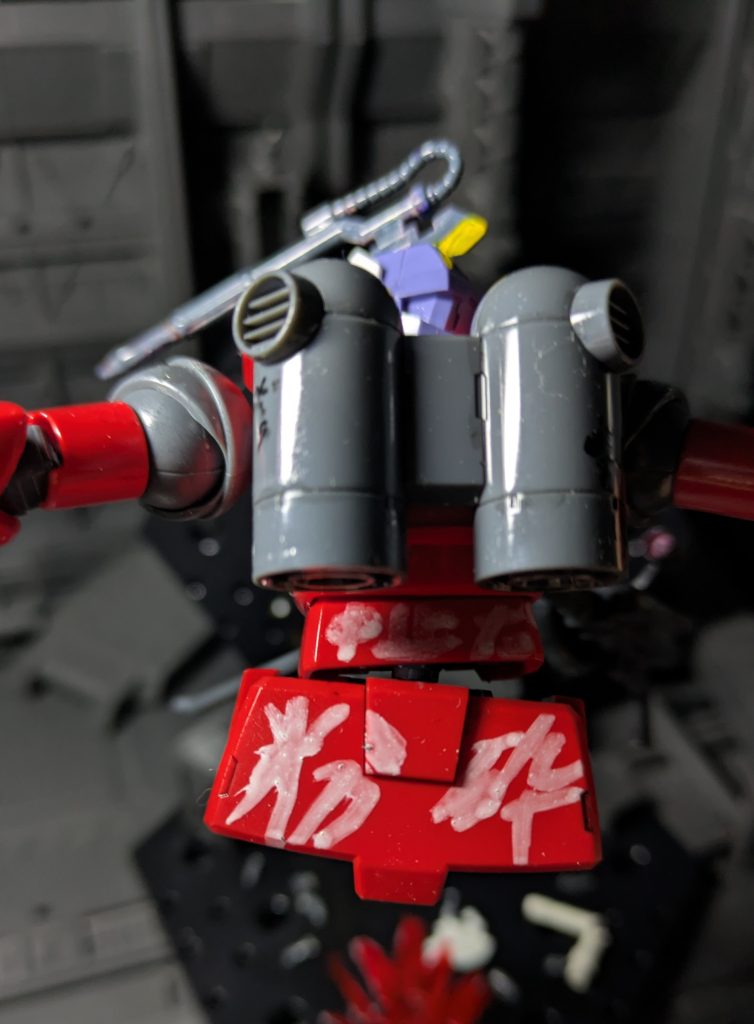 裏にもビッシリ落書きされている。元ネタはAKIRAの東京オリンピック建設現場の落書きとのこと。