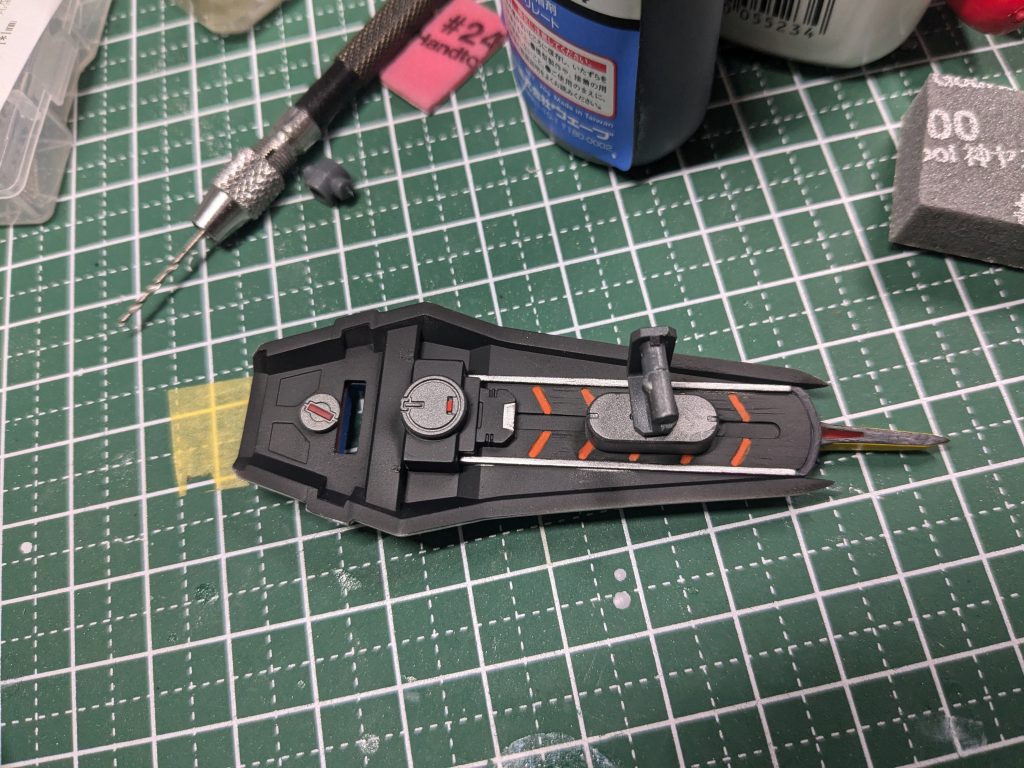 整形持ち手が邪魔だったので排除して手持ちができるように改造裏面にモールドパーツ追加して穴を塞いだりラインに塗装したり