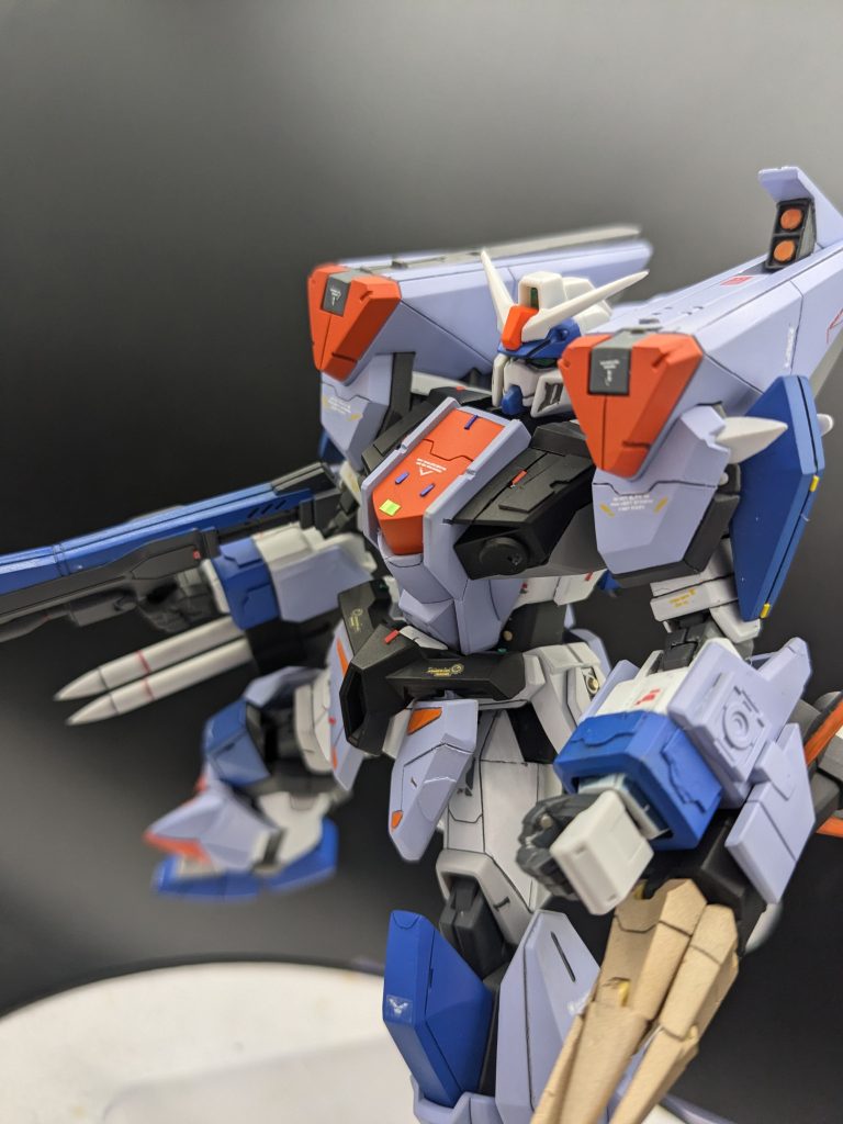 左肩ミサイルランチャー。地味に色分け大変だよね、これ