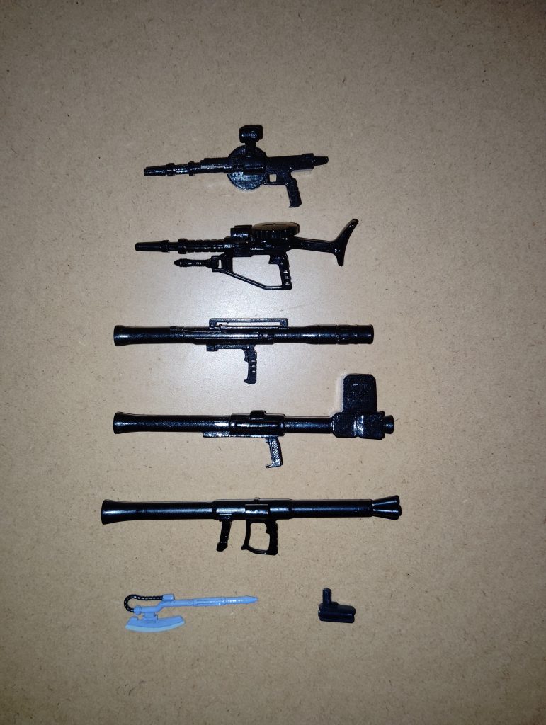 武装一式です。 上から順番に・105mmザクマシンガン・ザクマシンガン・ザクバズーカ最初期型・弾倉付ザクバズーカ初期型(仮称)・ザクバズーカ・ヒートホーク&装備用ラッチ ザクマシンガン、ザクバズーカ、ヒートホークと装備用ラッチはキットに付属するモノです(この機体が登場するマンガ「ジョニー・ライデンの帰還」によれば、この第一次量産型ザクが使用されていたころにはヒートホークはまだ開発されていなかったそうですが、ゲームでは普通に使っていたので装備させてみました)。 105mmザクマシンガンとザクバズーカ最初期型は、HGUCのザクⅠから流用しました。 そして弾倉付ザクバズーカ初期型(名前が分からないので私が勝手に命名wwww)は、08小隊版のHG ザクⅡに付属する陸戦用のザクバズーカをベースに改造、自作したモノになります。