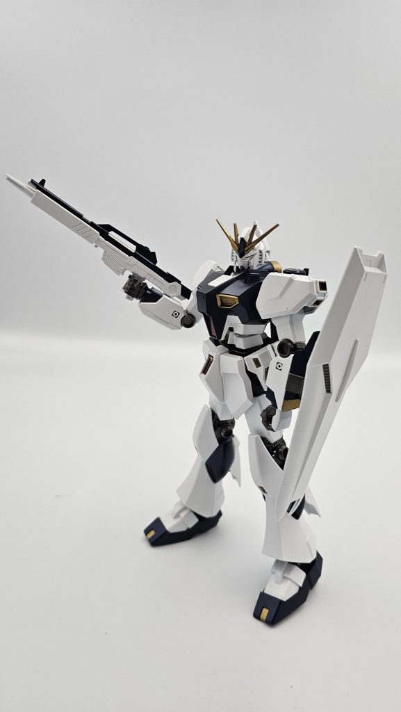 色合いは私好みの少し暗い配色。白は成形色にガラスパール、意外とこれやるだけで成形時の模様？ライン？がほぼ消えます。ブラックライト当てると乱反射するので気になる人は普通にトップコートとかでもいいかも。排気口や腕などの金はパールゴールド、黒地に吹いていますがこの暗いゴールドが個人的にお気に入りwバックパックや胸部の紺色はプリズムブルーブラック、正直黒と悩みましたが折衷案でどっちにも見えるプリズムを採用w腹や腰の赤はパールローズディープレッド。盾の裏側はガンメタルです。前面の排気口？が黒くて目立たないですね、色分けしたほうがよかったかな…基本パール塗装とメタリックで仕上げています。