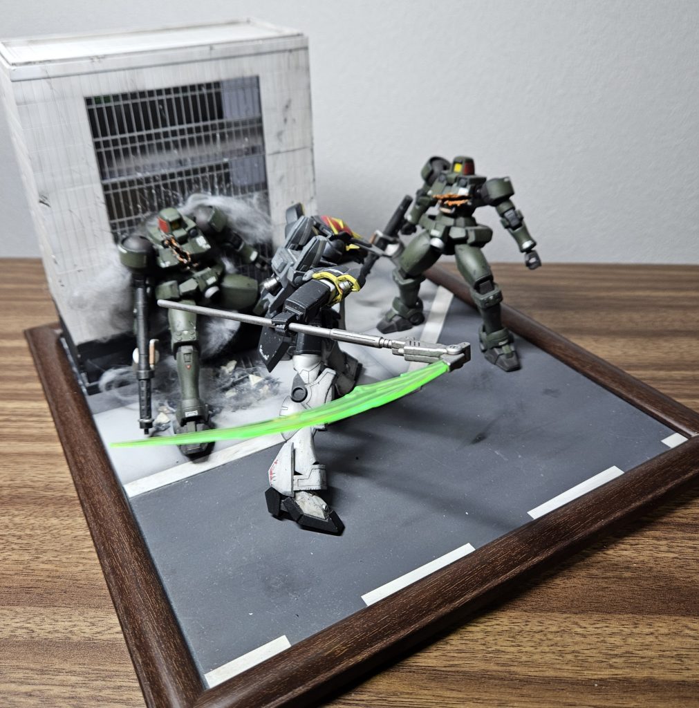 デスサイズを主役にリーオーが引き立て役となるように三角形を意識して配置してますやはりこういった脇役あってこそガンダムが更にカッコ良くなりますねリーオーの一体は斬られた瞬間、もう一体はその直前に斬られてビルに倒れて激突してるイメージで配置しました