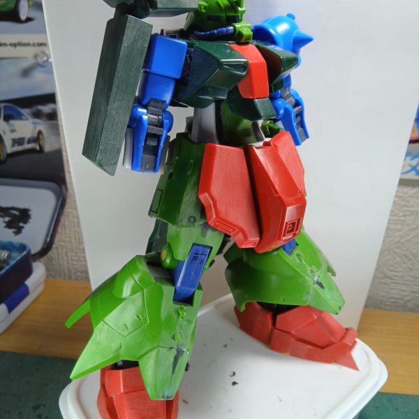 みなさんガンプラ楽しんでますか骨（こつ）はちょっとずつコツコツと作業を進めております（笑）ザクIIIの足首の形が好きじゃないのでサザビーの足首を移植したのですがそのまま使ったのではサザビー感が出てしまうし、ザクIII本体に馴染まないのではと思いサザビーの足首をちょっとイジってザクIIIの足に近づくようにしてやりましたなんか本末転倒なような気もしますが自分的にはお気に入りです写真の足首比較写真は左が加工前で右が加工後です足首関節が丸出しになってるので“小学生のズボンの裾の丈が短くなった“スネの裾丈を伸ばす加工を検討中ですバックパックはサザビーのバックパックを幅詰めして取り付けてありますが、上半分をどうゆー形にするかずーっと悩んでます（笑）（6枚目）