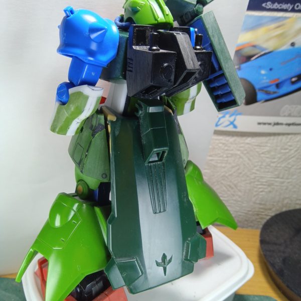 みなさんガンプラ楽しんでますか骨（こつ）はちょっとずつコツコツと作業を進めております（笑）ザクIIIの足首の形が好きじゃないのでサザビーの足首を移植したのですがそのまま使ったのではサザビー感が出てしまうし、ザクIII本体に馴染まないのではと思いサザビーの足首をちょっとイジってザクIIIの足に近づくようにしてやりましたなんか本末転倒なような気もしますが自分的にはお気に入りです写真の足首比較写真は左が加工前で右が加工後です足首関節が丸出しになってるので“小学生のズボンの裾の丈が短くなった“スネの裾丈を伸ばす加工を検討中ですバックパックはサザビーのバックパックを幅詰めして取り付けてありますが、上半分をどうゆー形にするかずーっと悩んでます（笑）（7枚目）