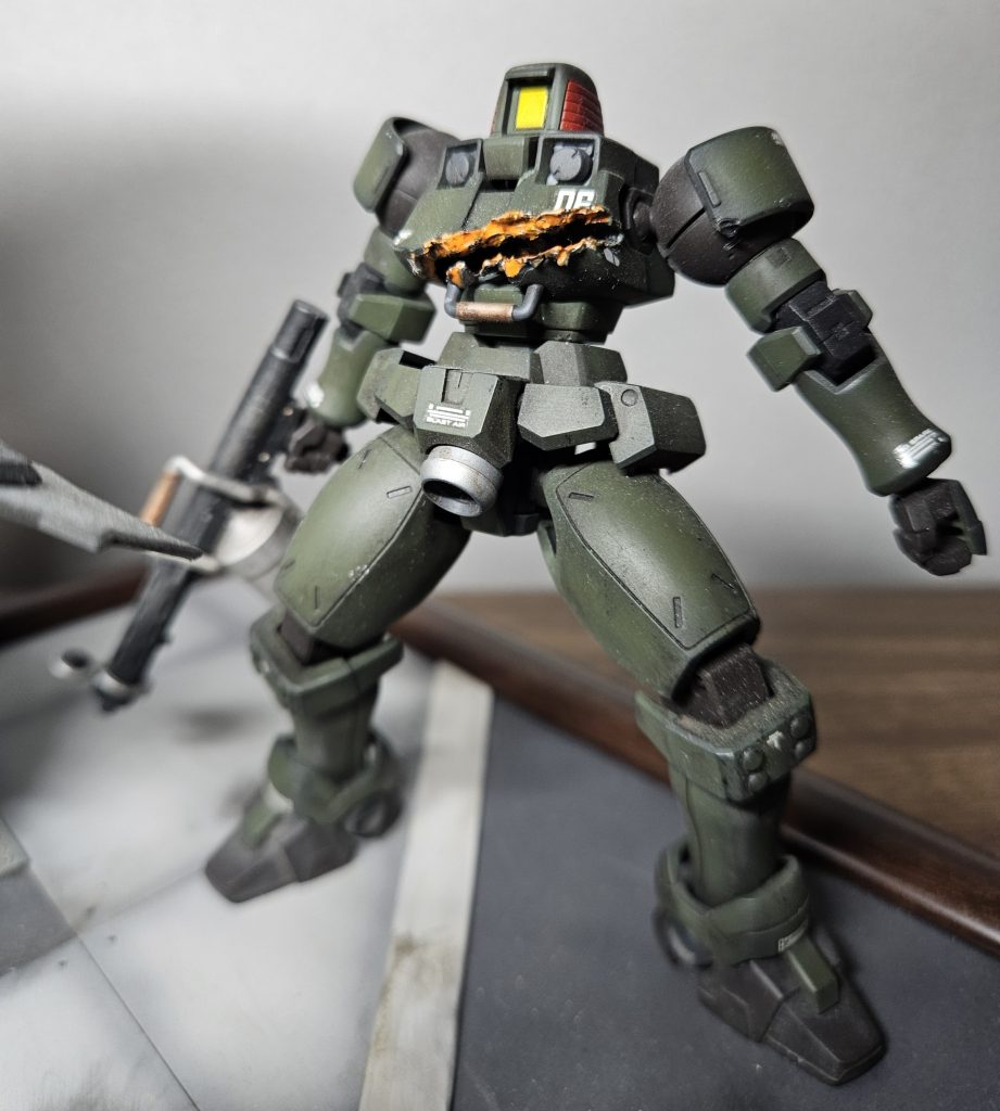 斬られ役のリーオーこちらも全塗装+ウェザリングビームサイズで斬られた跡はノコである程度切った後、はんだごてで溶かして、その後水性ホビー塗料のシルバー+蛍光オレンジで熱で溶けた様子を再現してます