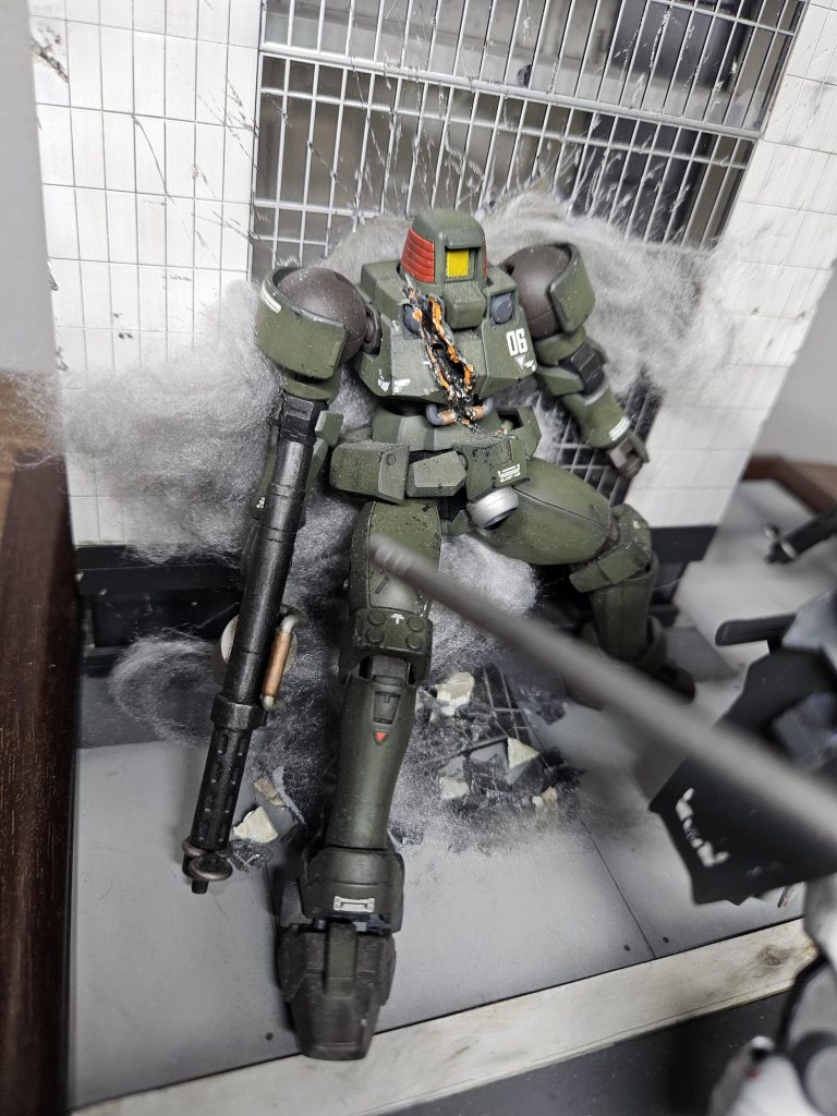 ビルに激突してるリーオー斬られた跡は同様で、ビルは鉄道模型のものの窓部分を割って、綿で激突の際の煙を再現し、更に瓦礫が下に落ちてる様にしました ご覧いただきありがとうございました！まだまだ改善の余地ある作品ですが、よろしくお願いします！