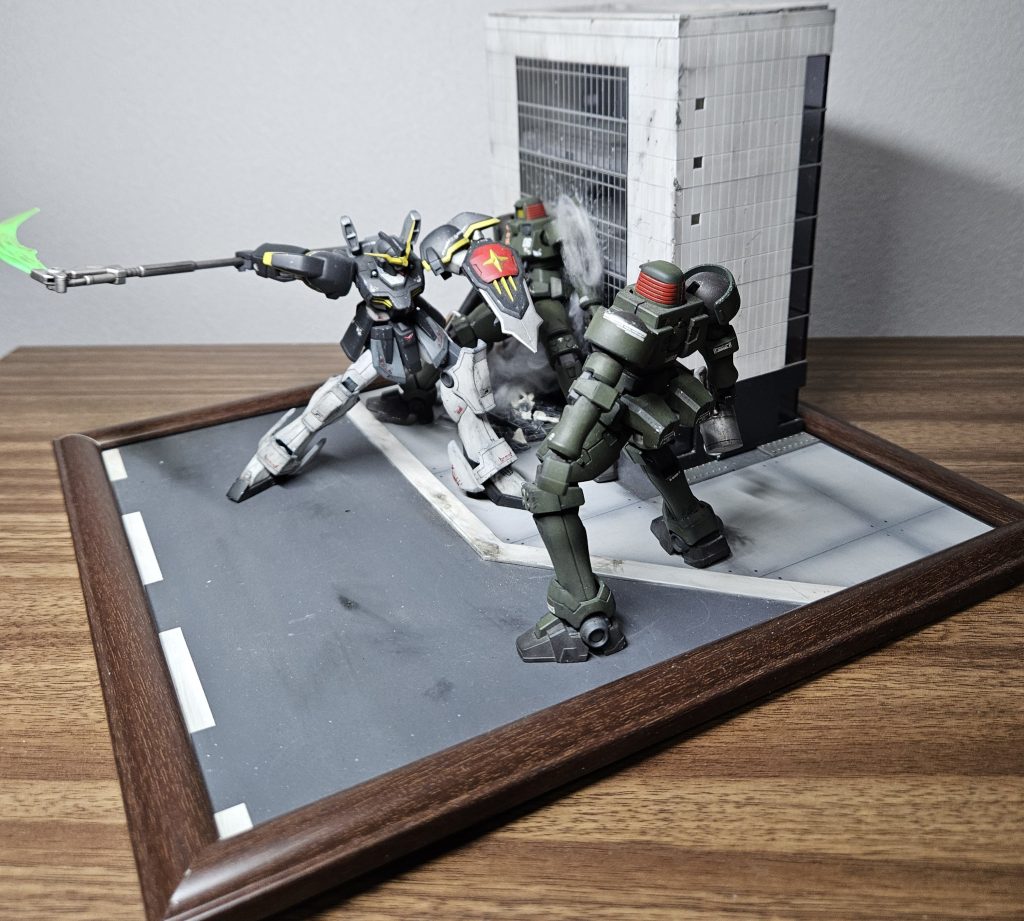 デスサイズの前側からビームサイズを振り抜いた瞬間をイメージしてますデスサイズの中では最新のキットのHGACを使っているのでよく動いて、ダイナミックなポージングも出来ました土台のジオラマは滑走路等の部分はプラ板で自作ビルは鉄道模型のものを流用してます 