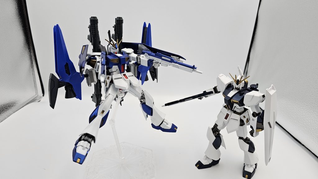 バックパック塗る前、プランAとのツーショット友人からはスパガンと呼ばれていました、まぁこのブースター見たらそうなりますよねw本体はなるべくいじりたくない都合上皺寄せがいつもバックパックにw今回は盾を両手につけるために２機のニュー（腕と盾だけ拝借）を使用しています。もしかしたらサーベル無い方でも付けれたかもですが自分はあきらめてシンメトリーにしちゃいましたw今回も閲覧ありがとうございました♪