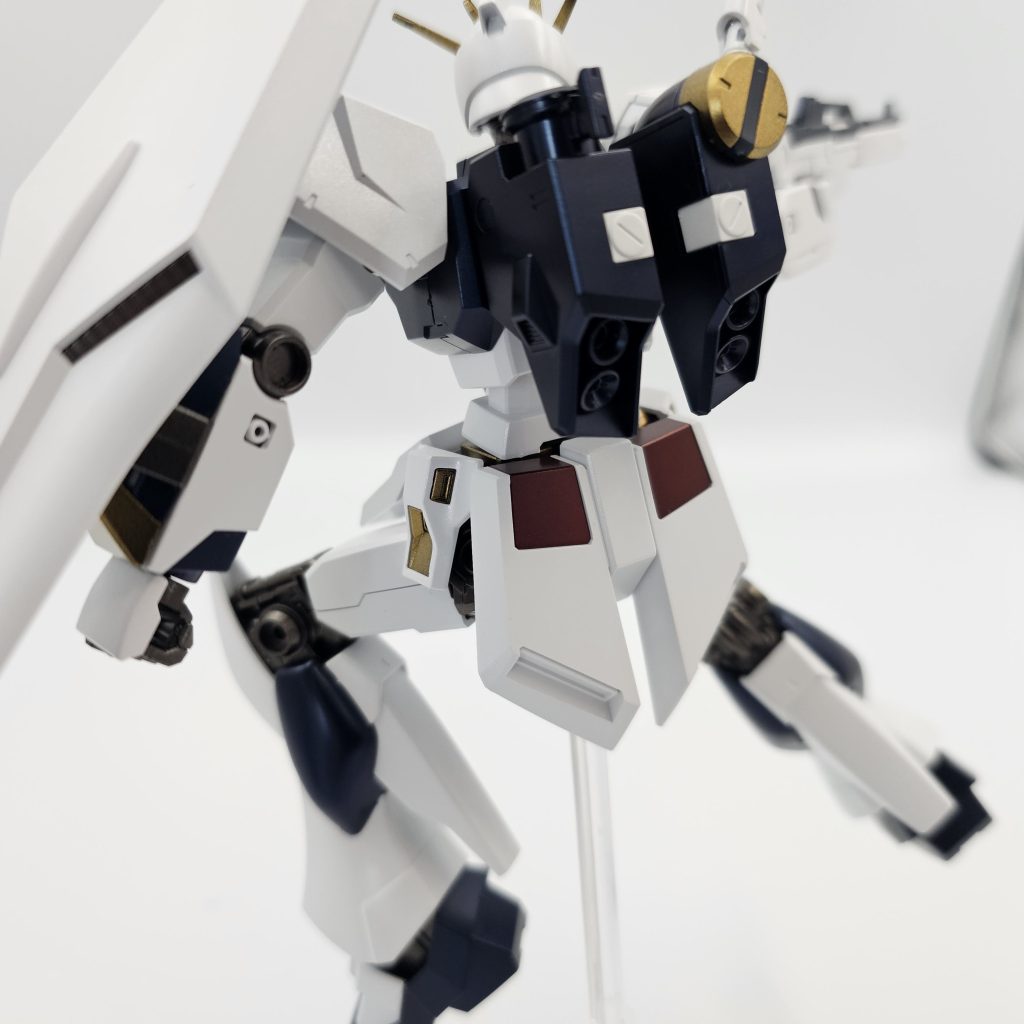 正直ニューは一度作ってみたかったのです。こんなたくさん手に入るのは予想外でしたがwwしかし、EGはやはり個人的に素晴らしいと思います。価格の割にディテールもしっかりして可動域も広い、武装が少ないくらいしかデメリットがありませんがそこは価格が安いので許容範囲。以前のストライク君は脚の付け根が固まりやすい感じでしたが、まぁそこは仕方なし。でも最近発売したルージュも脚怖いですね…今後も定期的に色々なニューガンダムを作成していこうと思います、よろしければまた見て頂けると幸いです。以上閲覧ありがとうございました。追記:父親がEG1つ欲しいとのことで現在全6機にw後で調達しますw空いた枠にHWSとか良さそうですねw 