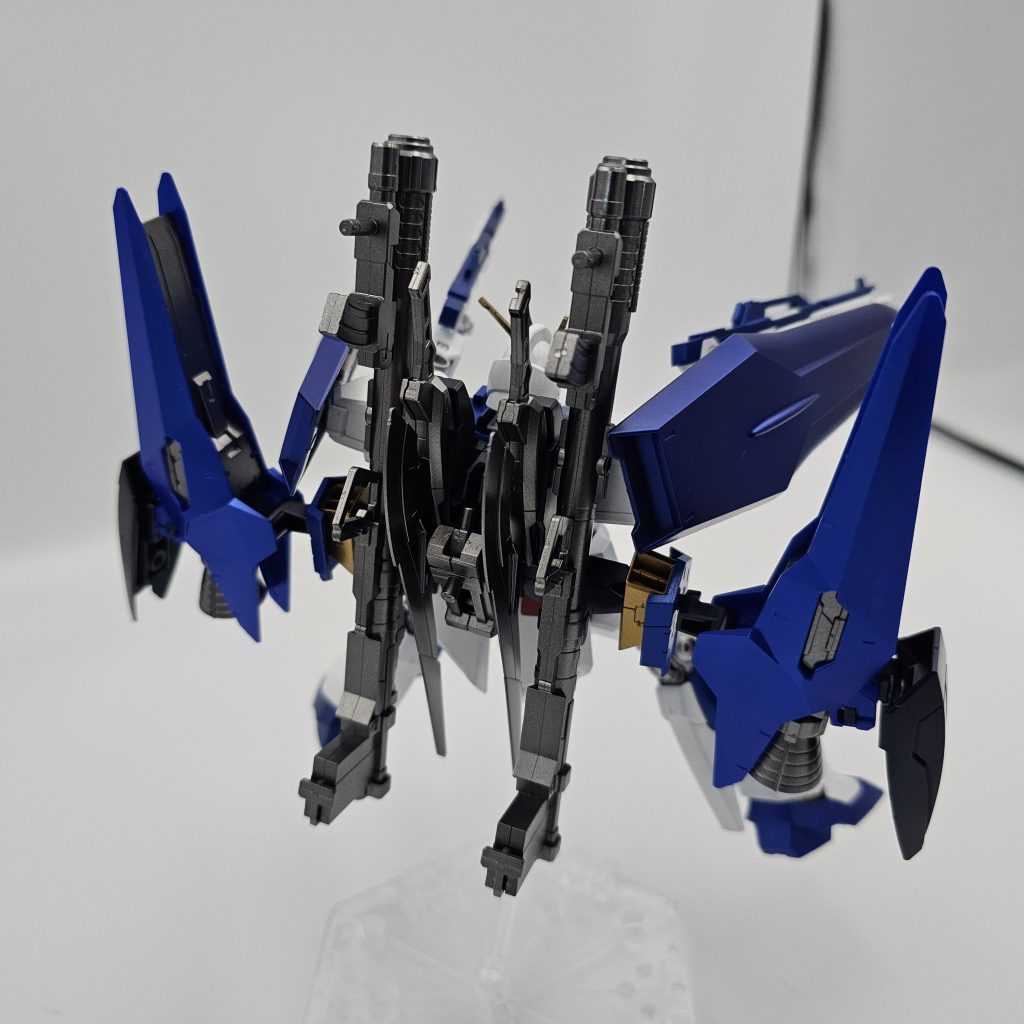 バックパック。仮称『A（アサルト）ディフェンサー』ビルドシリーズのパーツをメインに作成。武装はバズーカ2門、バズーカ付属グレネードランチャー2門、ヒート式ブレード2本。ブースターには小型シールドも付属。バズーカはバックパックに装着状態のまま発射も可能。バズーカはフルコーンのものです。推進力は大型のブースターユニットとその根元の小型推進ユニットそれぞれ計2基ずつ。小型は上下に、大型は上下に加え左右にも可動可能。