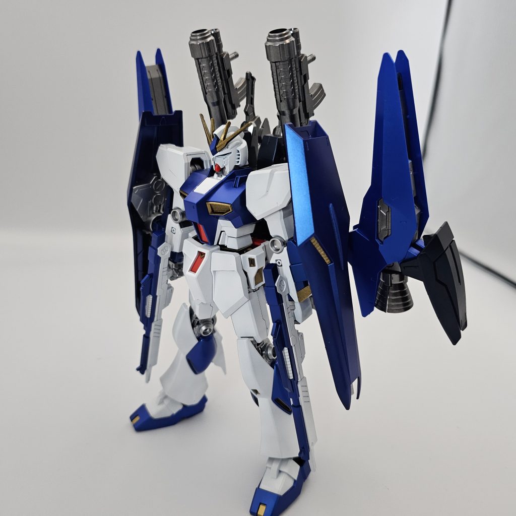 シールドは両手に計2枚装備。本体武装はビームライフル2丁、頭部バルカン、シールドビームキャノン計2門、シールドミサイル計8発、隠しビームサーベル2本とそこそこ多め。