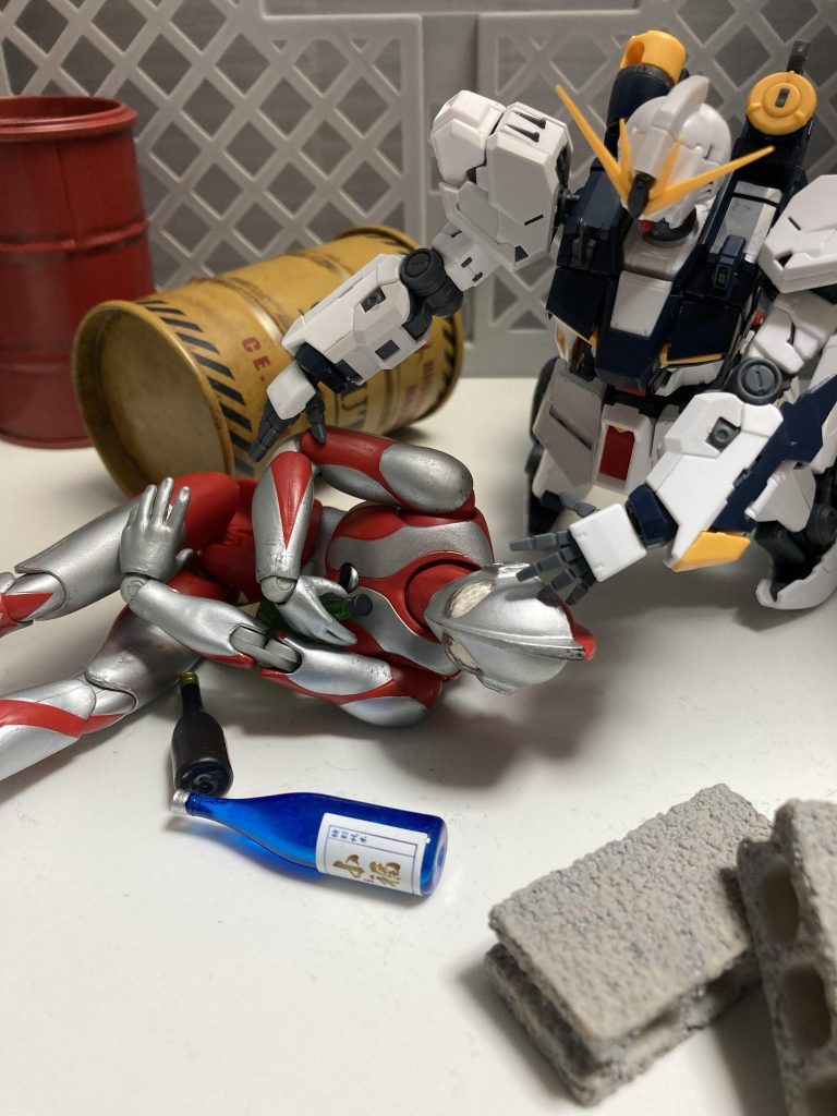 νガンダム「起きてください？アクシズ落としますよ？」光の国の飲んだくれ「私にかかれば隕石程度石ころに過ぎんのだwww口からスペシウム光線でそう…」