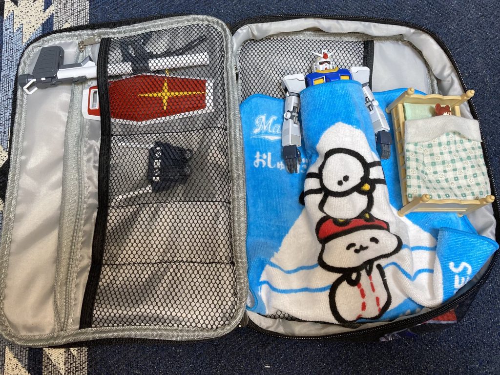 「パッケージ型ポーチの中快適だわ…アムロも寝てるしワシも寝よ…おつかれさんアムロ。」