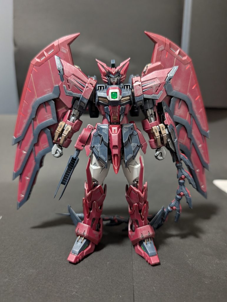 素立ち、前から。フレームだけ塗装、外装は形成色に艶消しコート。お試しのつもりでウェザリングマスターのシルバーで全体を仕上げました。