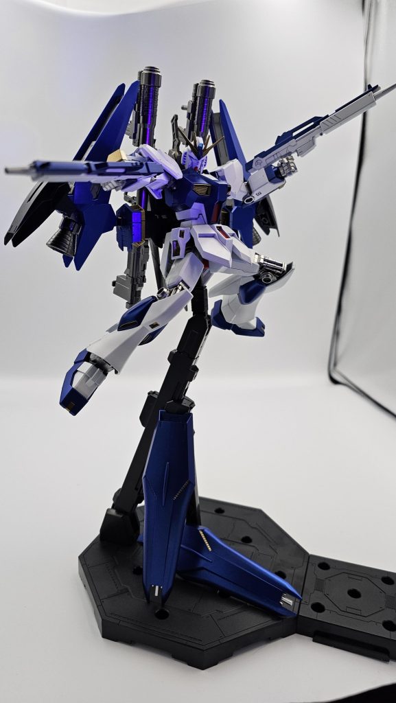 因みに今回のカラーは装甲→アルティメットホワイトフレーム→EXシルバー胴→パールウルトラマリンブルーブリリアント赤→プレミアムレッドアンテナ、排気口→パールゴールド