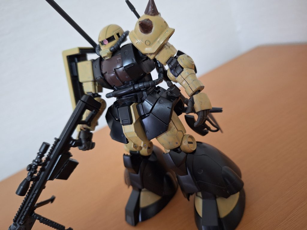 アイナザクの元のカラーをサンドブラウンに塗るのは、めっちゃもったいない😢と悩みましたが、ジオン残党軍の地上用縛りで作成するため泣く泣く塗装しました😭