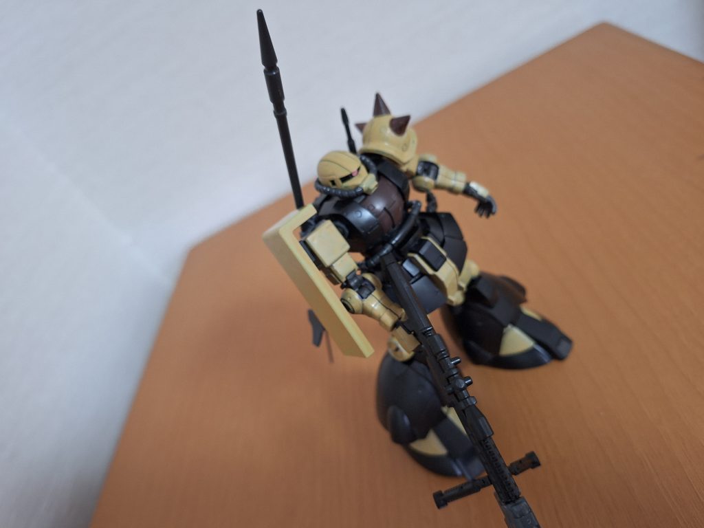 でも、ちょっといいかも。そして、ザクⅡ狙撃仕様から切り取ったスパイクとシールドを装備させ、実戦配備型としました。