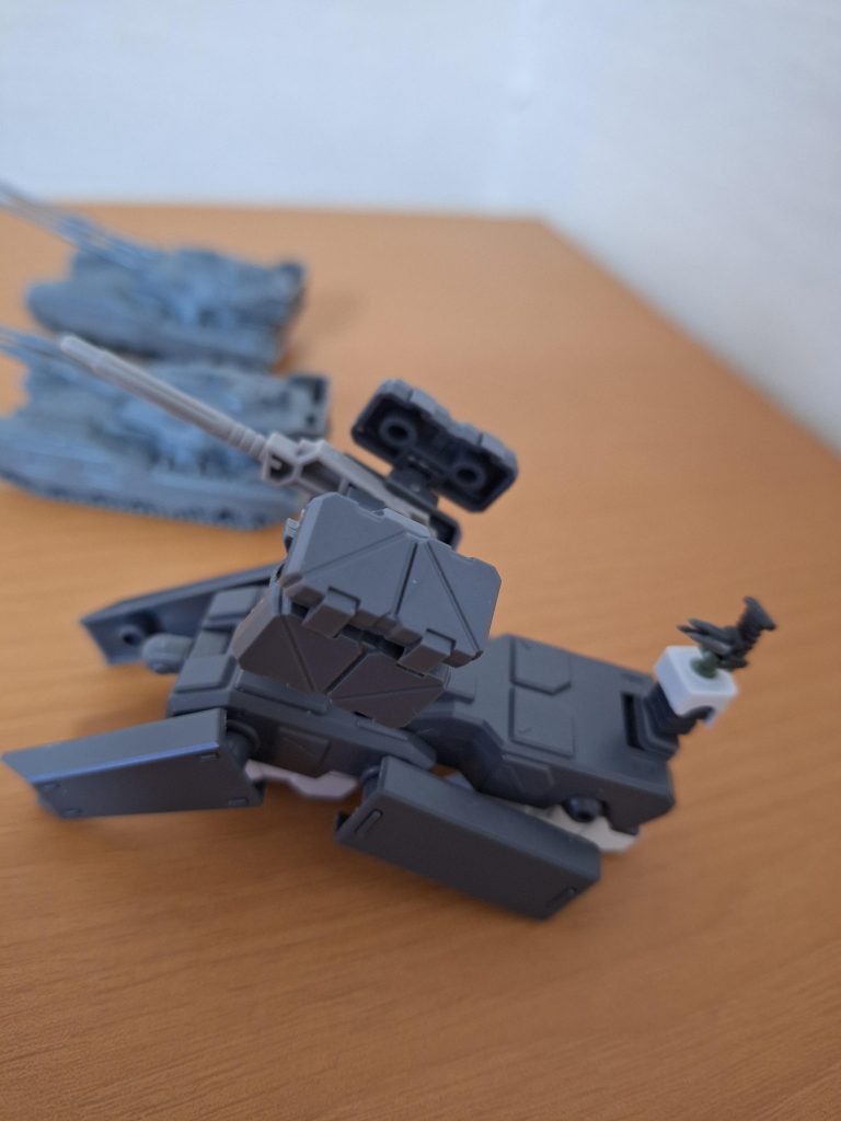 前側機器が、通信測定機器とミノフスキー粒子散布機器で、後部機器が防御用バルカンの設定です。いずれも未塗装で、これからどうするかは未定です。