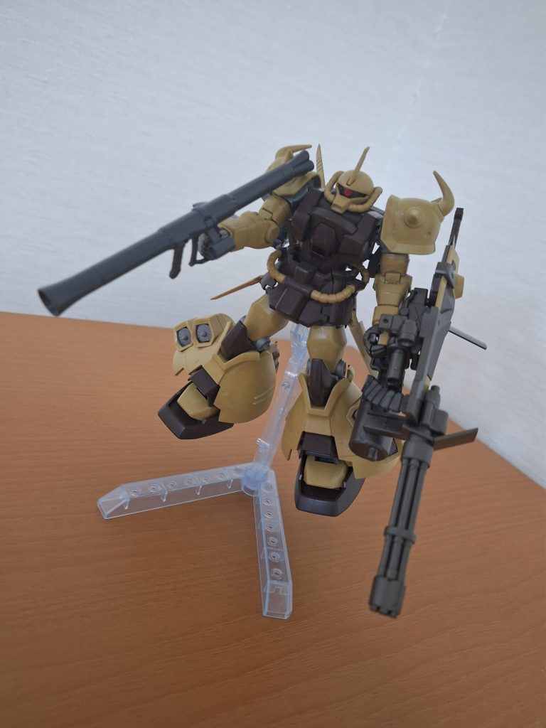 グフ飛行試験型は、ショルダースパイクなので、フライトへの過渡期の機体なら、ショルダースパイクにした方がよいと判断し、余剰パーツのショルダースパイクに変更しました。