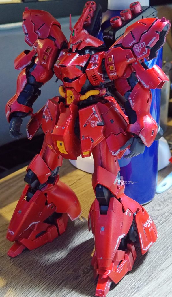 背景が生活感出て申し訳ない。シャア機体は煌びやかなキャンディ塗装の赤で仕上げています。黄色の所工夫すればよかったと思う所。他の方の様な綺麗に出来てはいませんが、こんなものでしょう!次に活かせる勉強になりました!