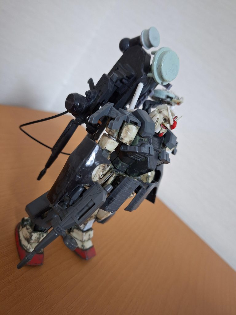 そのうち、子供の壊れたおもちゃから取った部品や、ガチャガチャ景品のスーパーカブのタイヤ等のパーツでレドームとか作ってくっつけて自己満足するようになっていきました。こっちのレドームは子供のおもちゃの壊れた部品です。また、オークション等でほしいパーツを購入することも覚えました(笑)バックパック2重にしたり、購入したガンダムのビームライフルを改造して強化型にしました。