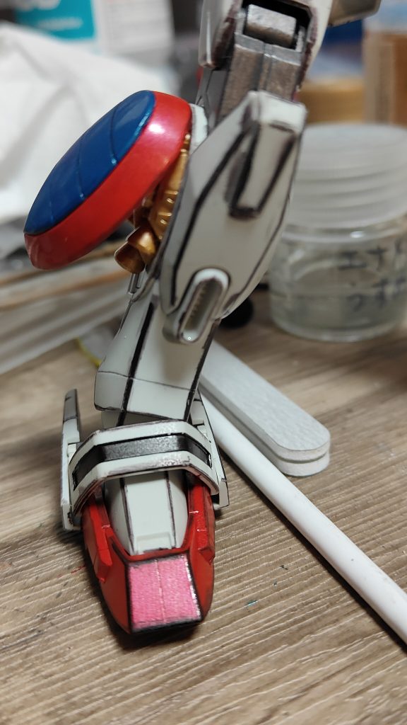 内部のバーニアはゴールド、フレームは焼鉄色で塗ってます