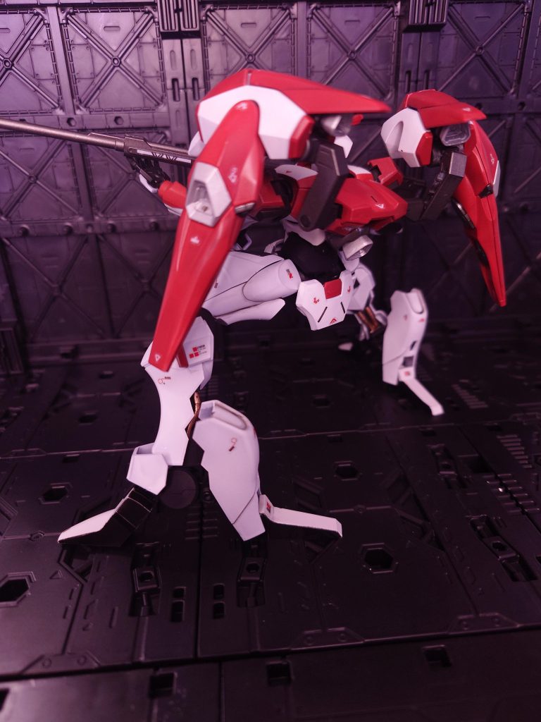 バックショットふくらはぎのアーマーが展開するギミックカッコいい✨️アーマーの可動域も広くて、しかも思った以上にしっかり保持してくれるので接地姿勢が取りやすすぎる!これで2000円はお得すぎる🤭