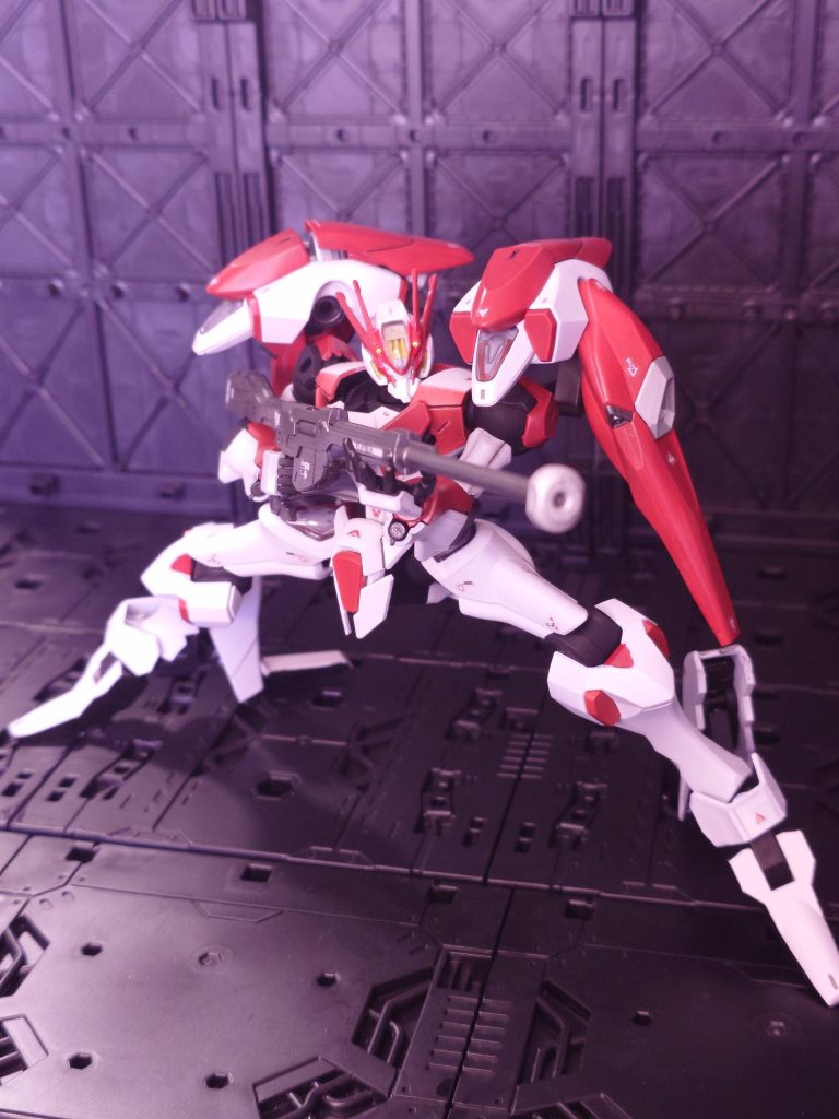 もともとかなり暗い色合いの機体なので、配色はフルメタル・パニックのレーヴァテインを参考に思い切り暖色系に変更。大型ライフルを構えるとデモリッションガンのガンハウザーモードっぽくてカッコいいのでお気に入り😆