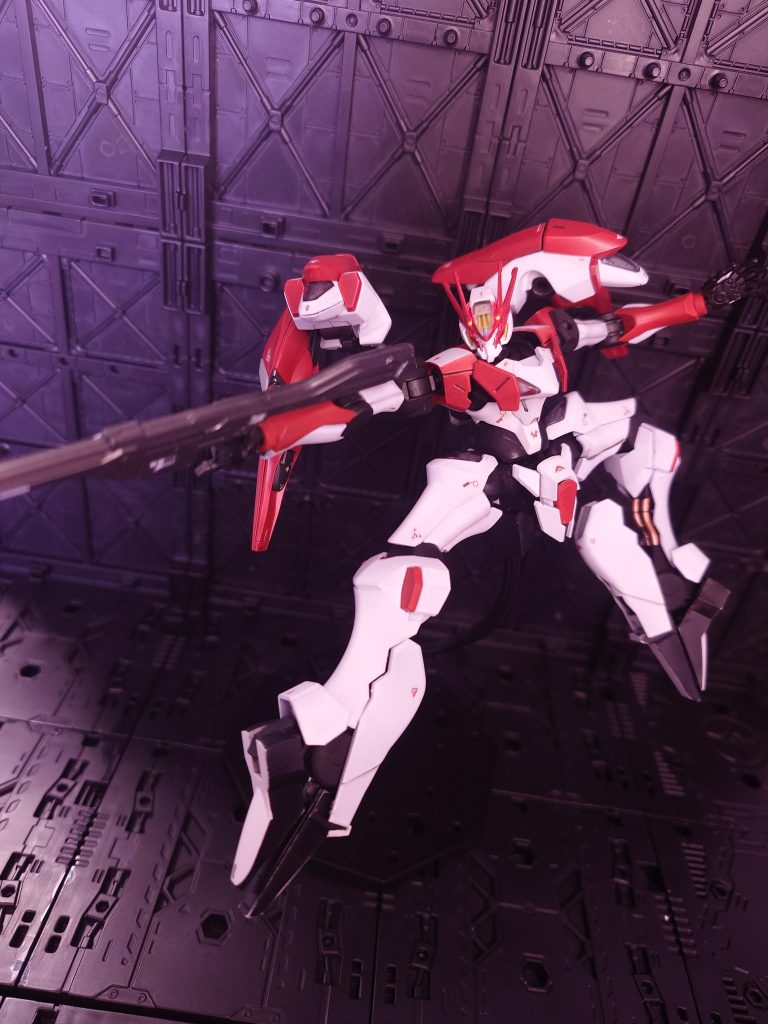 ふくらはぎアーマー内の動力パイプや頭部アンテナの赤色は筆塗りで塗り分けました。水性塗料とラッカー塗料を意識して使い分けるいい練習になりました!