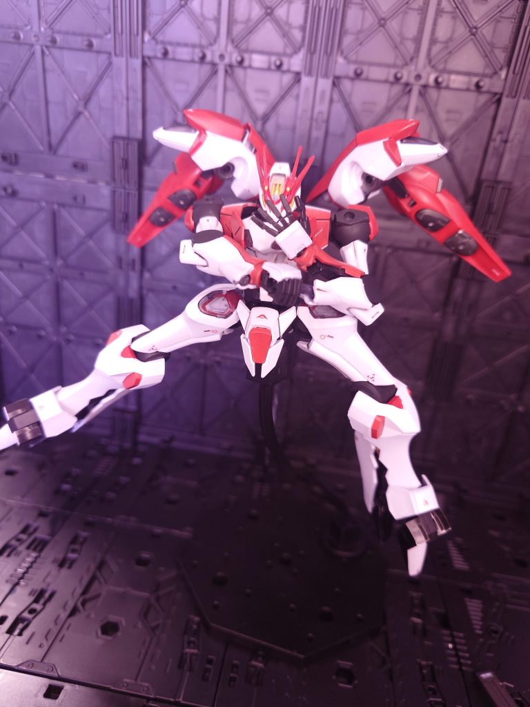 前腕アーマー内にビームサーベルを仕込むギミックもあって、ほんとにHGかってなりました。