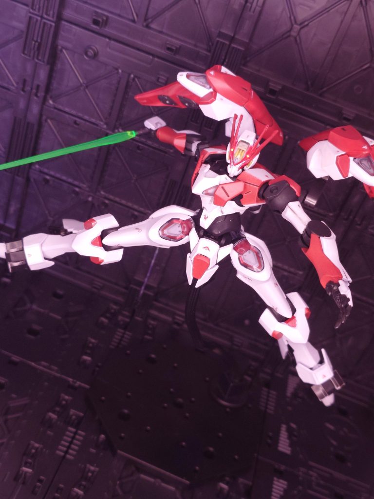 抜刀!肩の付け根も多少可動するので振り抜き姿勢もよくキマります