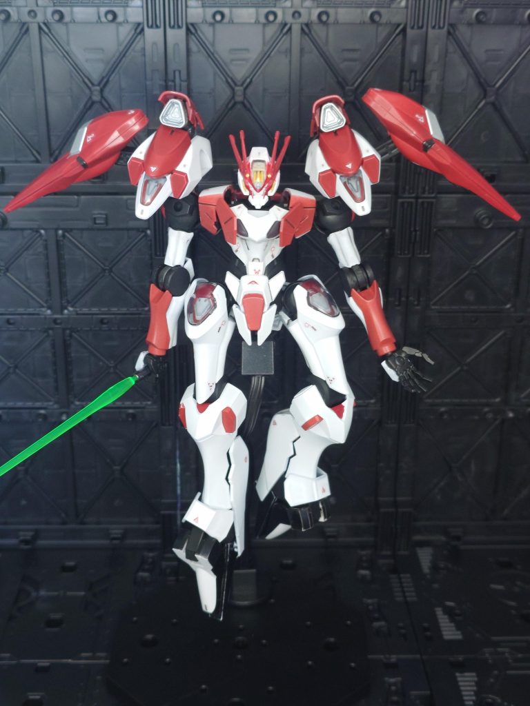 フライトフォームバックパックのスライド展開ギミックカッコよすぎます!サイドのバインダーも通常時はバックパック基部にすっぽり収まってますが、アームで展開してフレキシブルに動かせます。