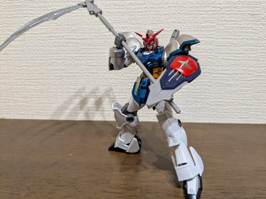 デスサイズらしいポージングで1枚。小町も戦闘時にはこういう構えだし、同じ死神だし、やっぱり様になります。武器は、小町の鎌に合わせて刃の部分をメッキシルバー。バスターシールドは閻魔帳のイメージで成型色そのまま、黄色部分のみシャインシルバーに変更しました。