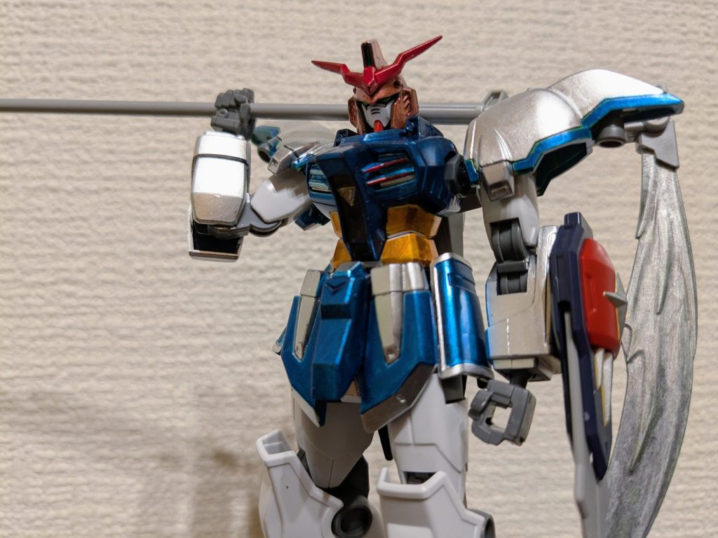 まずバストアップで1枚。足はデスサイズそのまま未塗装なので省略!頭は小町の髪イメージでメタリックレッドに、リボンイメージでアンテナはロイヤルメタレッド。肩と腕は服や肌の色のイメージでシャインシルバーと、結び紐イメージでコスモメタブルー。スカートイメージで、メインはコスモメタブルー、フリル部分イメージでシャインシルバー。で、上半身。メインはコスモメタブルー。腰回りは帯をイメージしてメタリックオレンジに、帯当てイメージで体中央をメタリックブラックと、帯紐留めイメージで中央のマーキングをイエローゴールド。帯紐イメージで、腰回りの分かれ目は白のままにしました。胸の部分は、右胸は着物の模様に見立ててシャインシルバー、左胸は結び紐をイメージして、前面のみロイヤルメタレッドです。