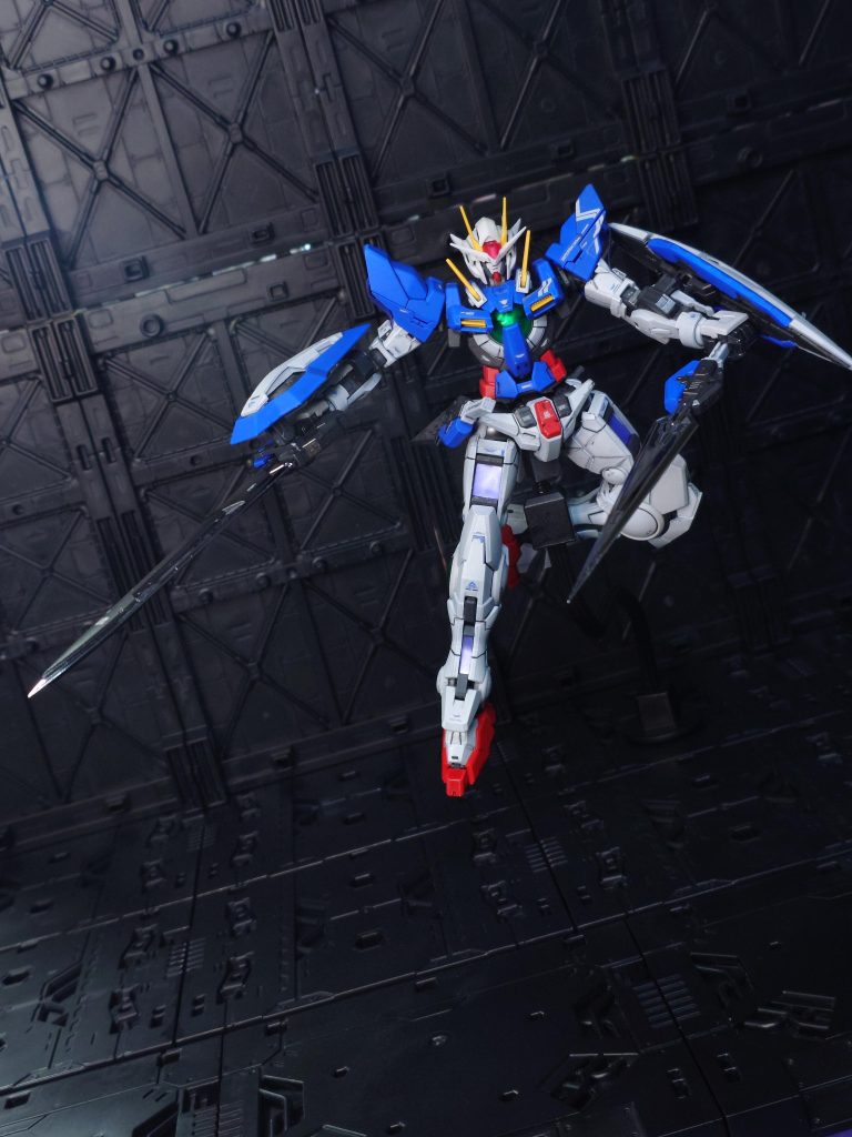 さて、しれっと投稿してきましたが、このエクシア、頭部がダブルオーなの気づかれましたか?エクシアの頬エアインテーク内の黄色パーツ紛失しちゃったんですよね😭やむを得ず以前クアッドライザーを作った時の余りパーツからサルベージしてきましたが、さすが系列機だけあって上手いこと馴染んでくれました(笑)