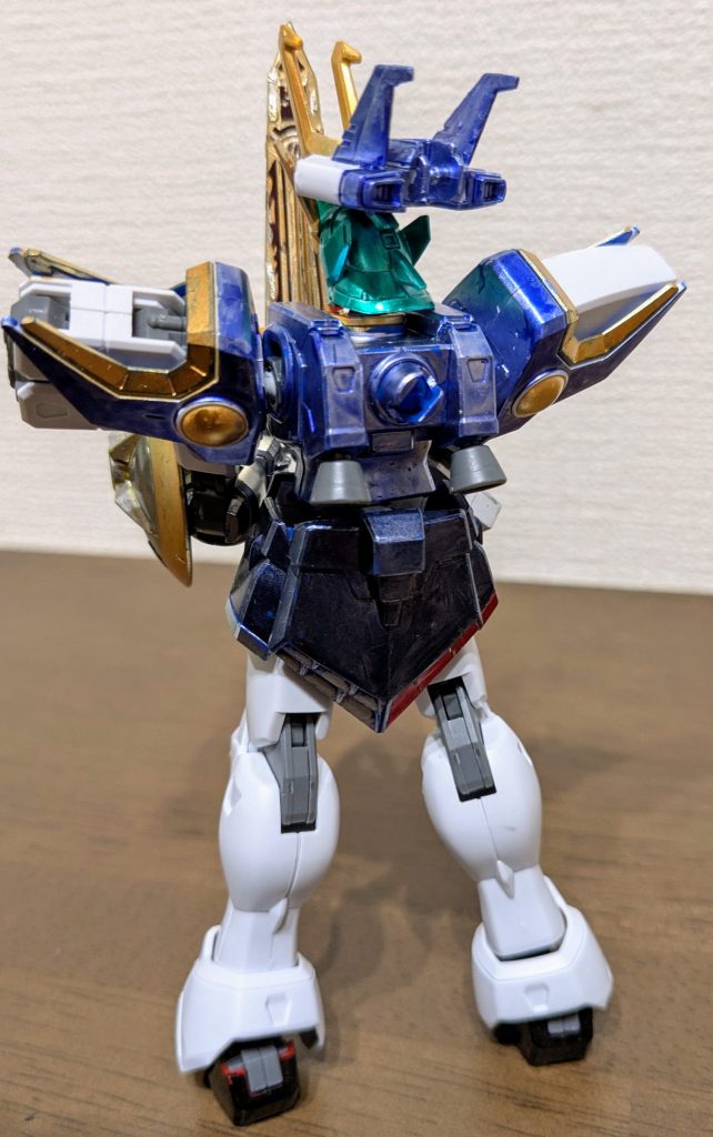 バックショット。上半身はメタリックバイオレットがメインで、ライン部分やポイントになる部分をイエローゴールドです。右腕と左腕はイメージに合わせるため、逆にしてみました。で、ドラゴンハングは取っ払って、メタリックバイオレットとイエローゴールドで部分塗装し、頭にかぶせて四季様の帽子をイメージしてみました。スカートはメタリックダークブルーで、左のダクト部分をシャインシルバー、右のダクト部分をロイヤルメタレッド。足のスリッパ部分はメタリックブラックです。